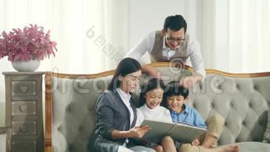 两个孩子一起读书<strong>的</strong>亚洲家庭